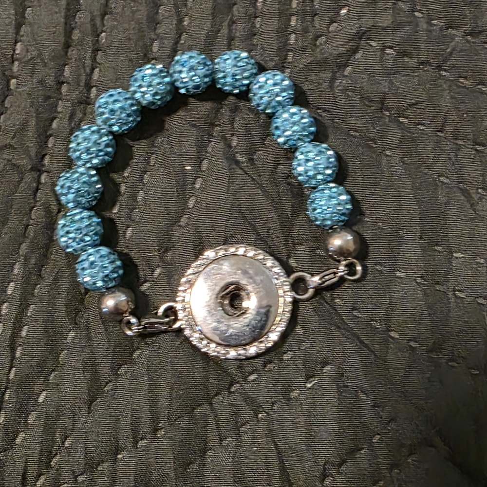 SALE 🏴󠁧󠁢󠁳󠁣󠁴󠁿 Assorted Snap Jewelry Set with Bracelets and Charms - Picture 15 of 15